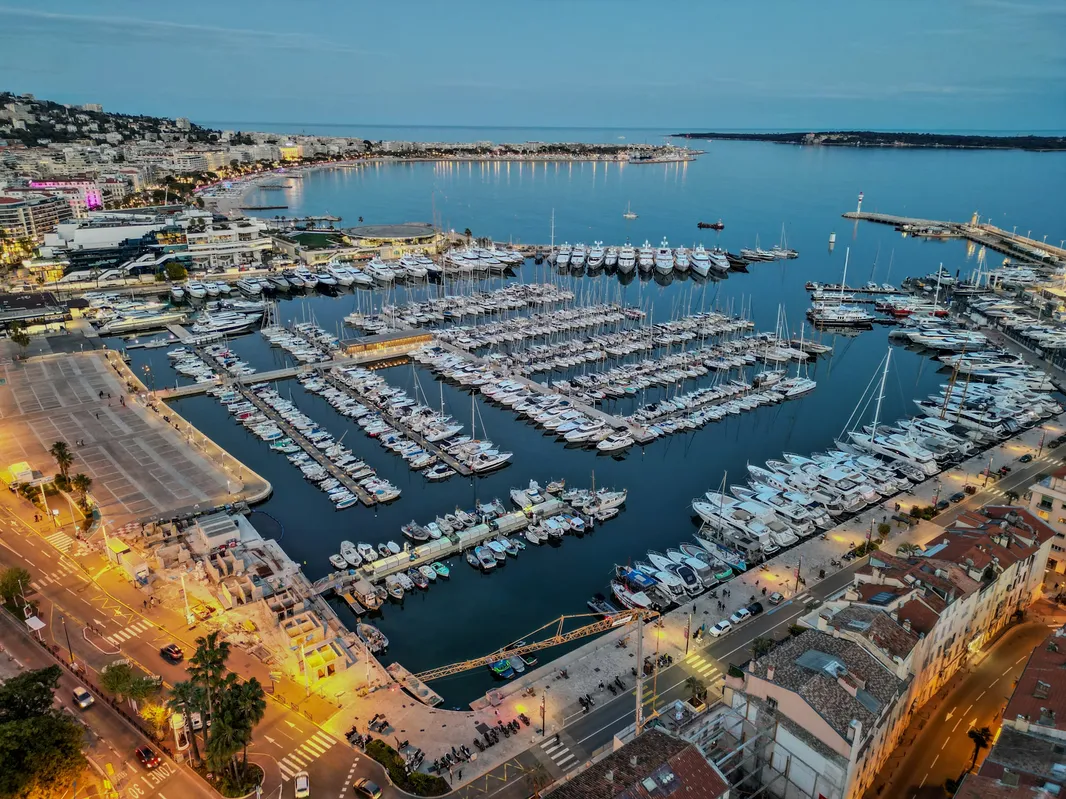 Vue panoramique du port de Cannes et de la baie